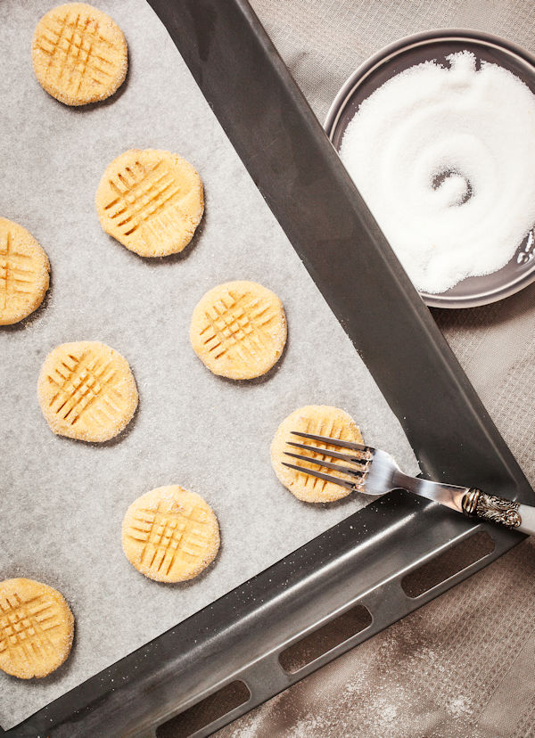 How to make a criss cross on peanut butter cookie dough with a fork